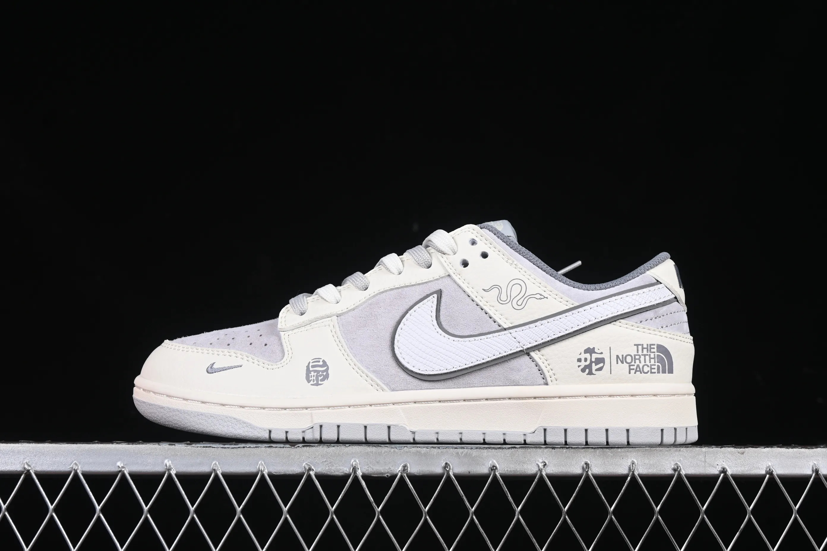 All Categories Nk SB Dunk Series Nk SB Dunk Low High-end Customized Low-top Shoes Nk SB Dunk Low Northern Year of the Snake Series Beige Gray Hook Anniversary High-end Customized Low-top Casual Shoes DM6868-007